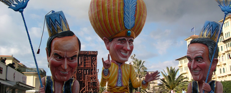 Carnevale di Viareggio: grande manifestazione folkloristica che ogni anno vede sfilare, per ben quattro domeniche consecutive, più il martedì grasso, i maestosi carri di cartapesta lungo i Viali a Mare della passeggiata viareggina. 